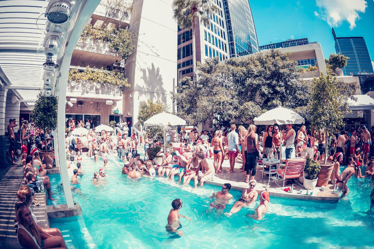 Ivy Pool Bar – Dating Insider